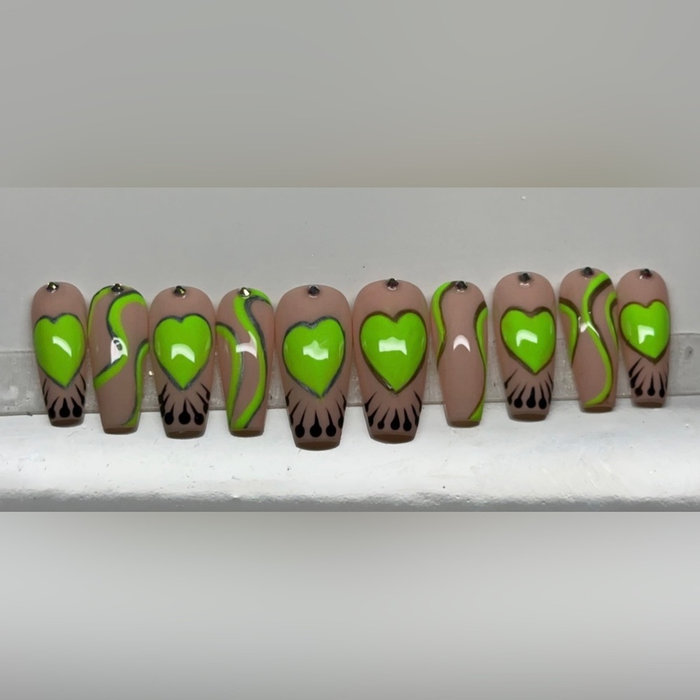 Green heart press on nails